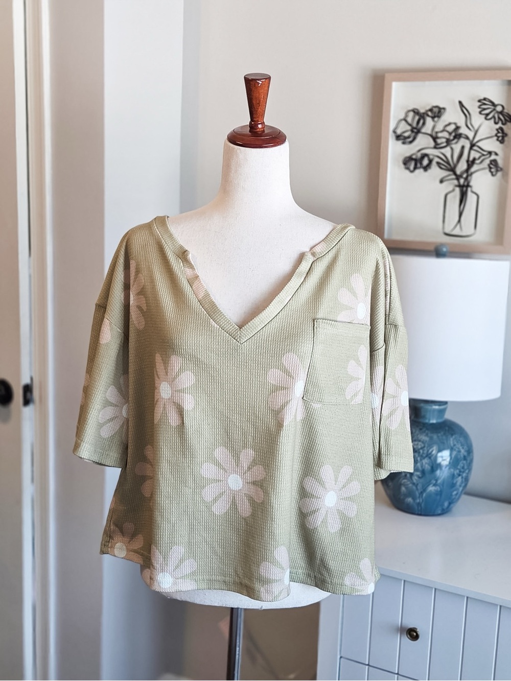 Women's Sage Green Daisy V-Neck Cropped Pocket Top